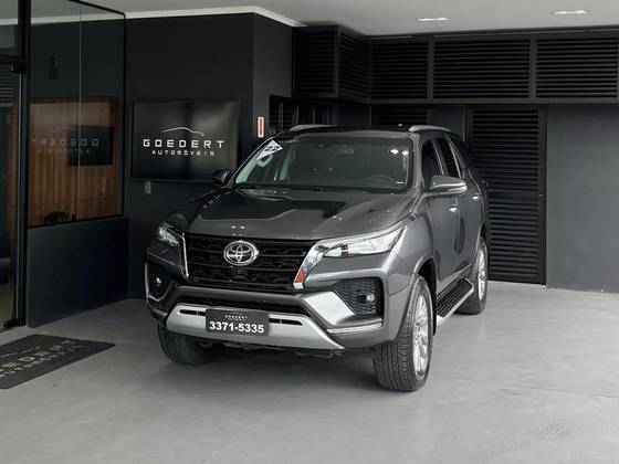 TOYOTA HILUX 2.8 D-4D TURBO DIESEL CD SRX 4X4 AUTOMÁTICO TOYOTA HILUX 2.8 D-4D TURBO DIESEL CD SRX 4X4 AUTOMÁTICO